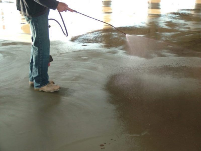 Поливание водой для твердения бетона